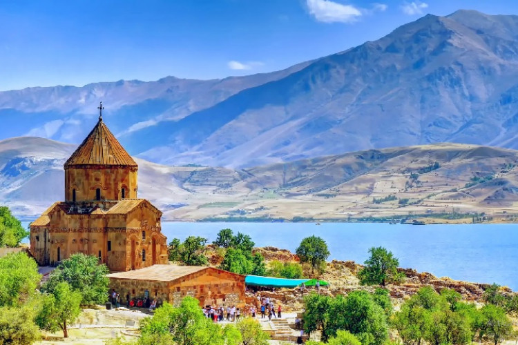 دریاچه اسرارآمیز وان، واقعیت و افسانه