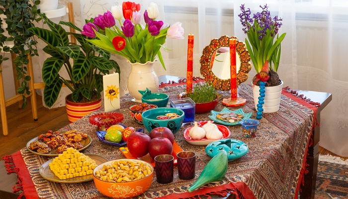 چیدن سفره هفت سین از سنت های نوروز در ایران