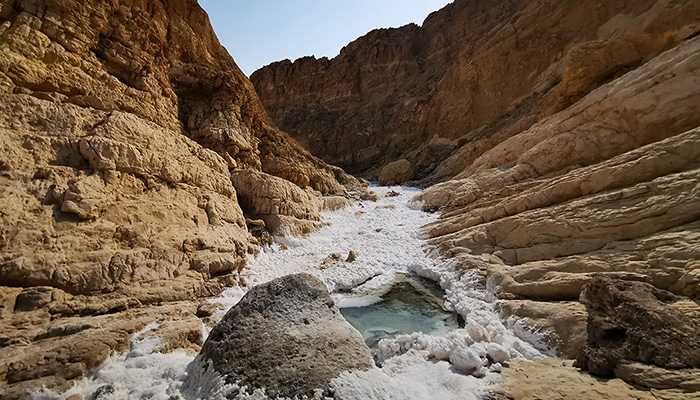 گنبد نمکی جاشک از جاهای دیدنی بوشهر