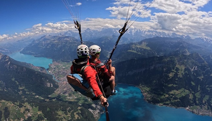 پاراگلایدینگ در کوه های آلپ سوئیس