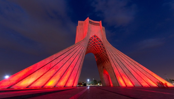 میدان آزادی از جاهای دیدنی تهران در شب