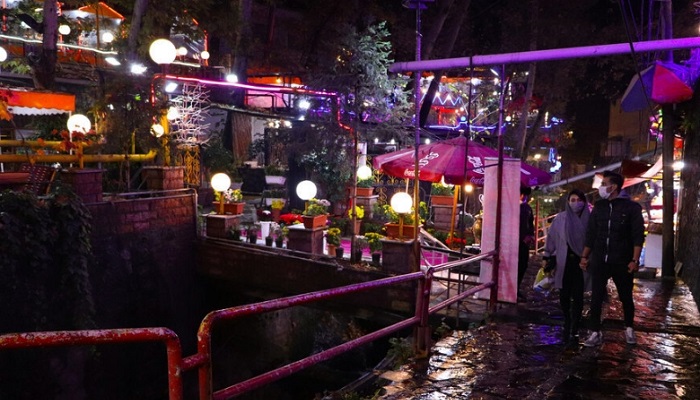 خیابان فرحزاد در شب