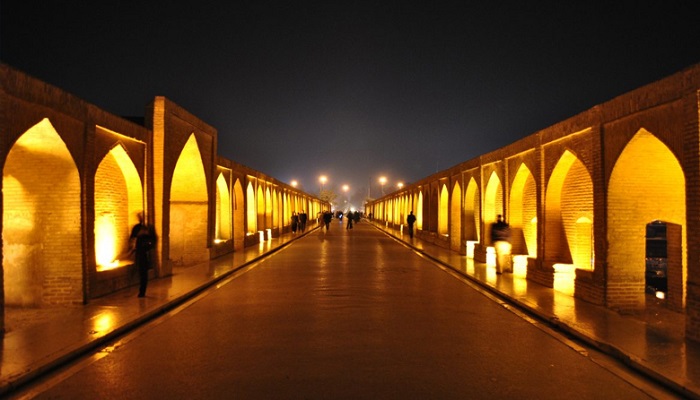 پل خواجو اصفهان در شب