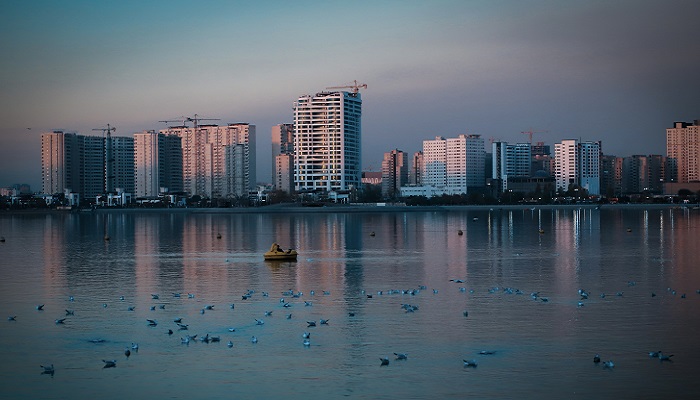 دریاچه خلیج فارس از دیدنی های تهران در شب