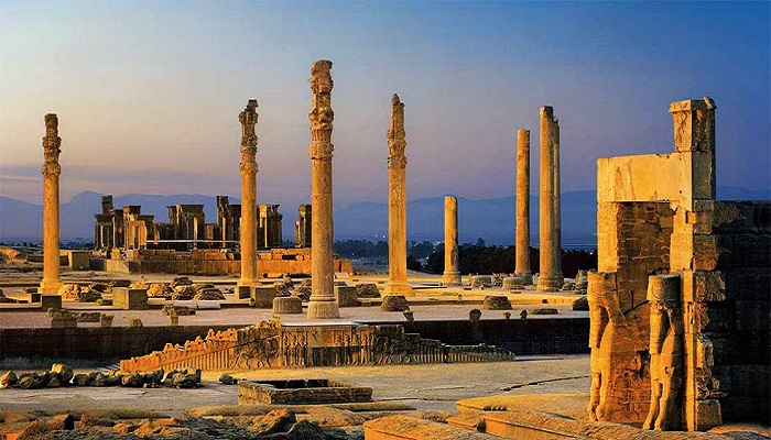 تخت جمشید از جاهای دیدنی اطراف شیراز
