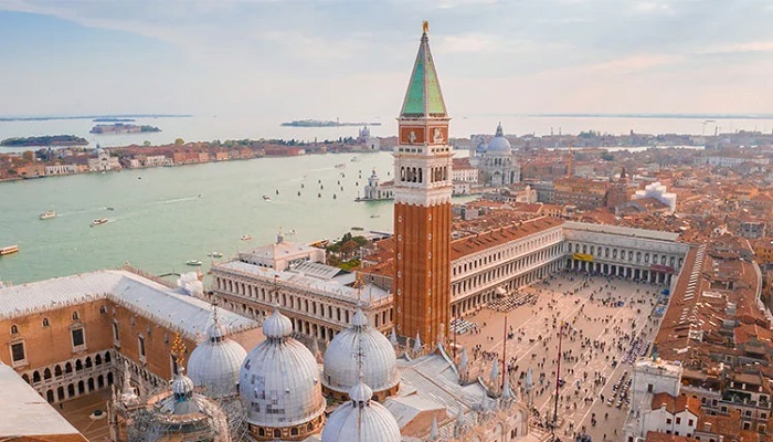 میدان ونیز از جاهای دیدنی رم