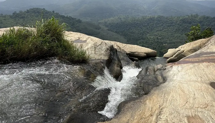 استخرهای طبیعی دیالوما از دیدنی های سریلانکا