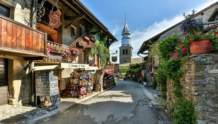 شهر قرون وسطایی ایووار سوئیس